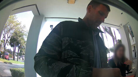 S1E001 Julia and Emma