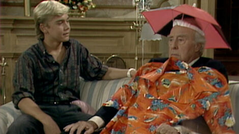 S4E005 The Great Baseball Card Scheme