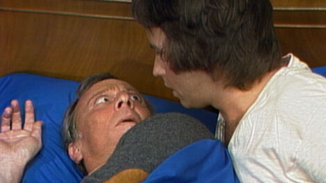 S2E004 Strange Bedfellows